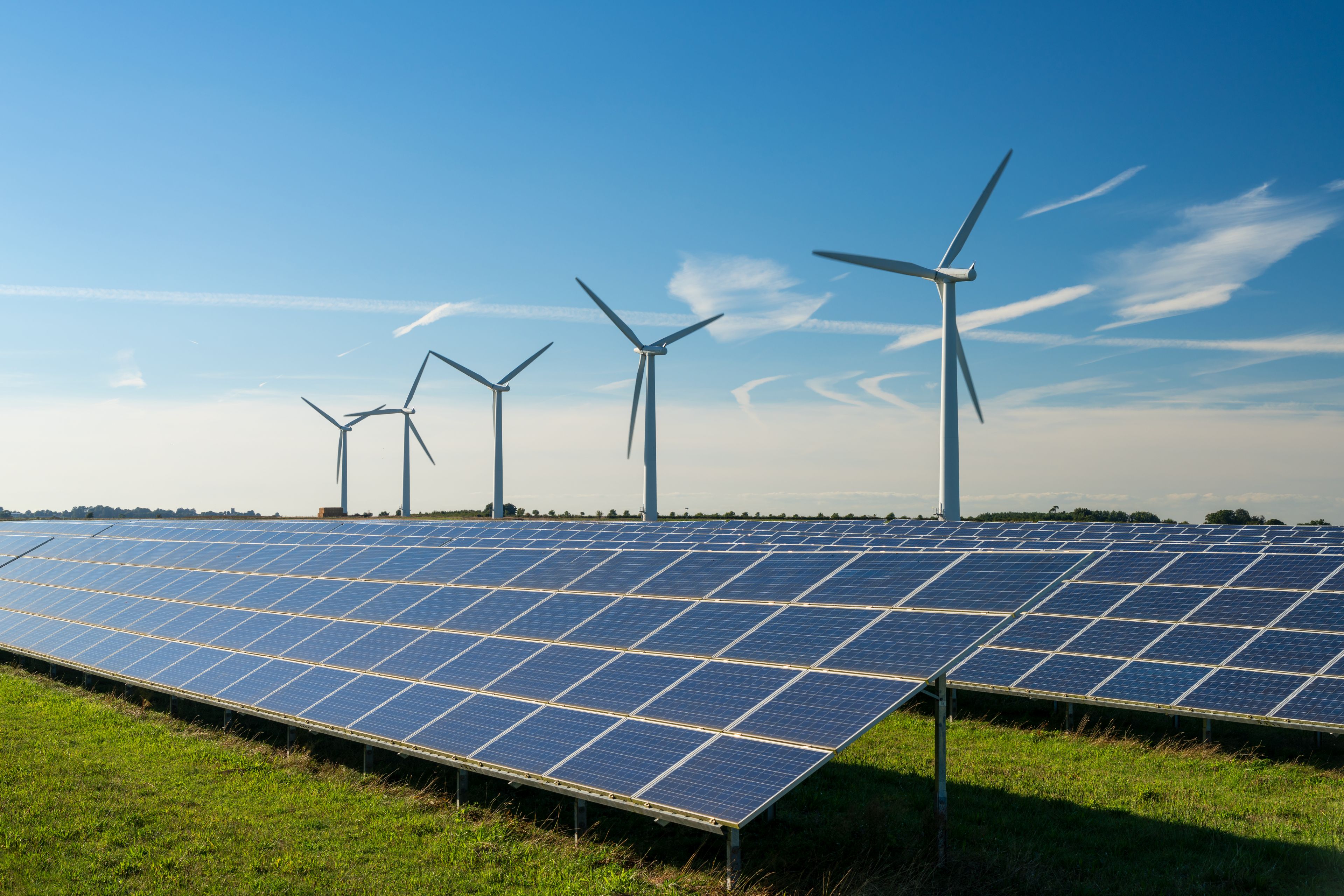 Windräder und Photovoltaik-Anlage